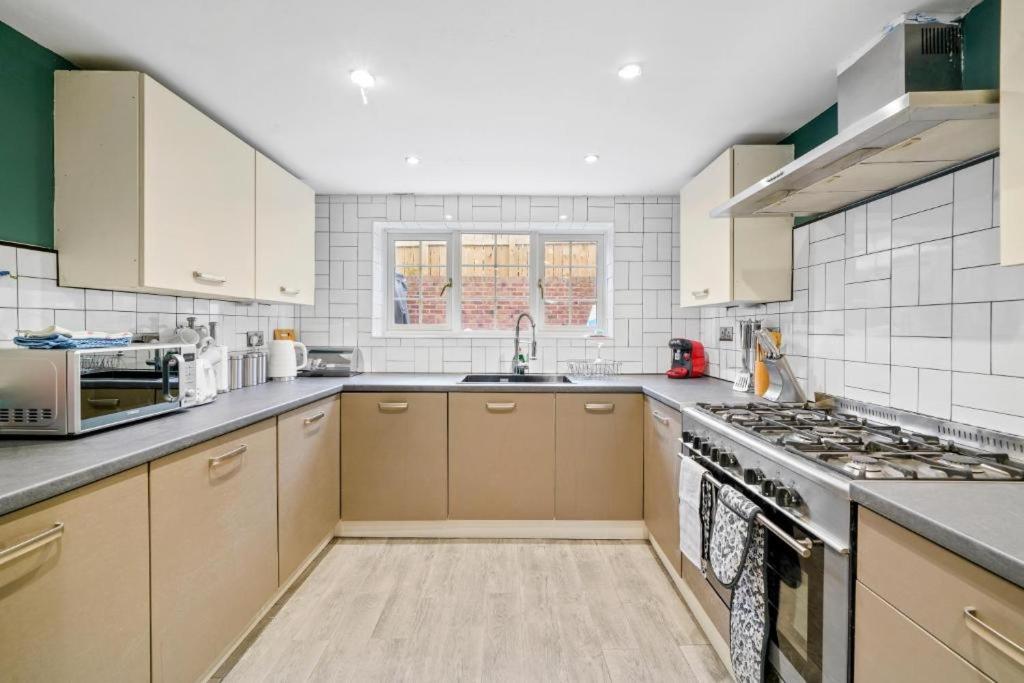 Deluxe 5 Bed In Central Whitby - Parking - Hot Tub Kültér fotó